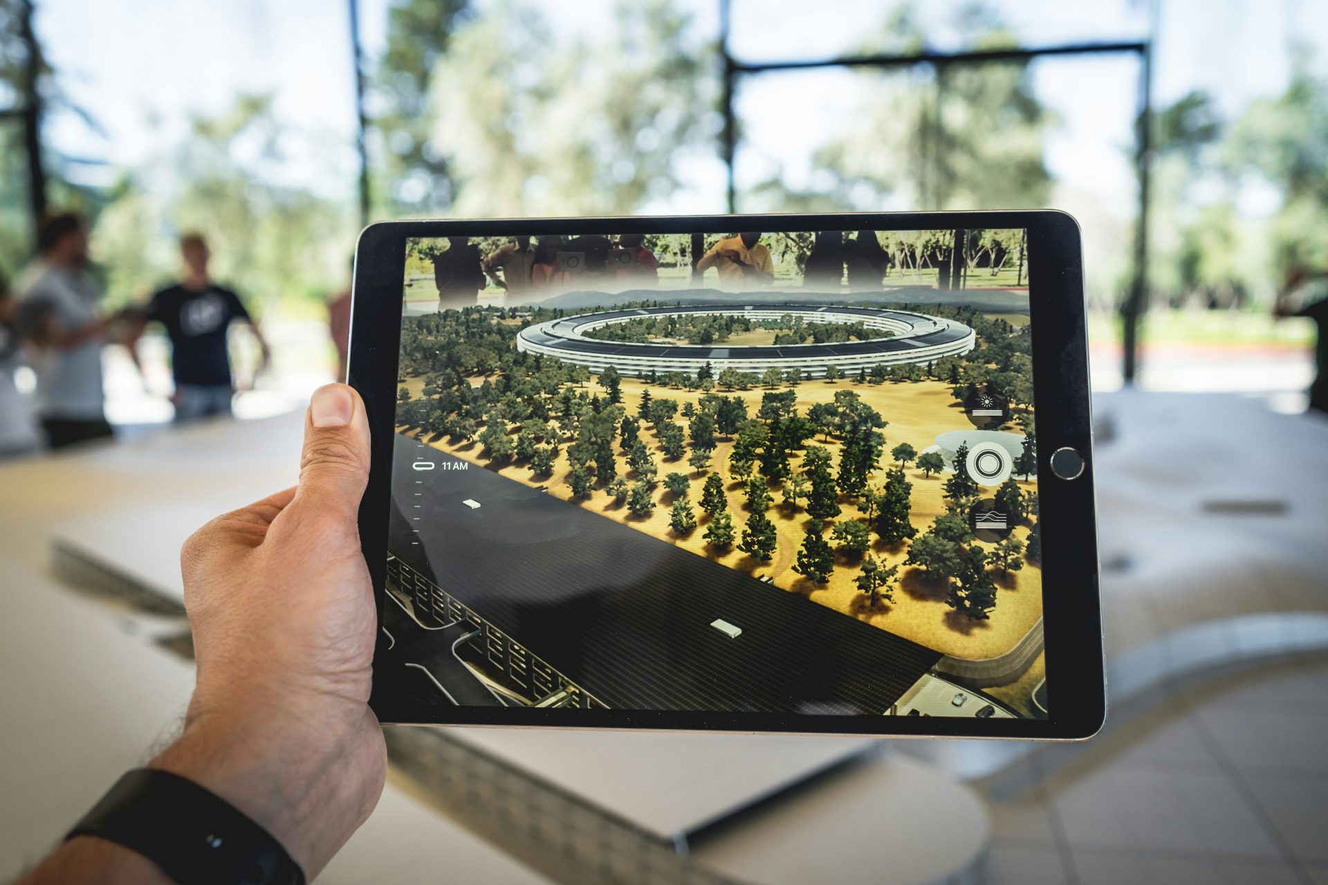 personne tenant un iPad noir