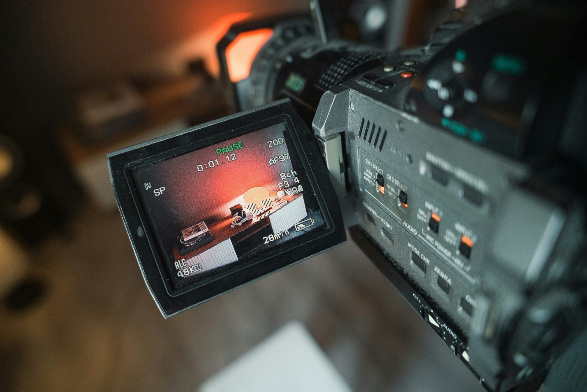 Gros plan d'une caméra vidéo avec un arrière-plan flou.