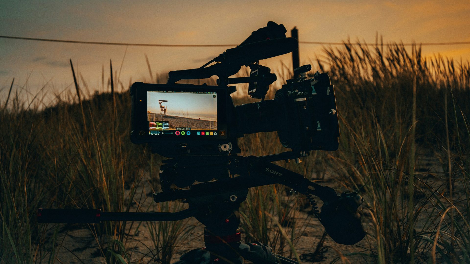 caméra vidéo noire sur trépied
